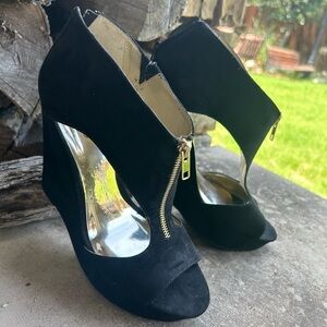 Carlos by Carlos Santana Brynn Black platform wedge sandal w/back zip Sz-10.  P